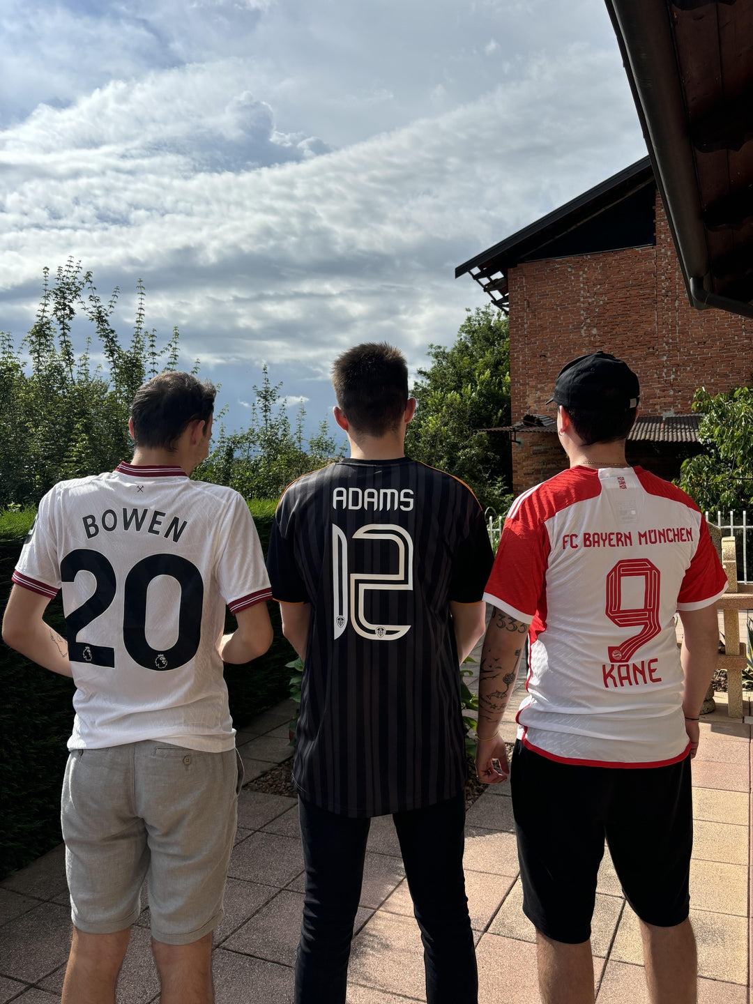 Ragazzi che indossano maglie da calcio di spalle